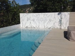 piscina con cascata in marmo
